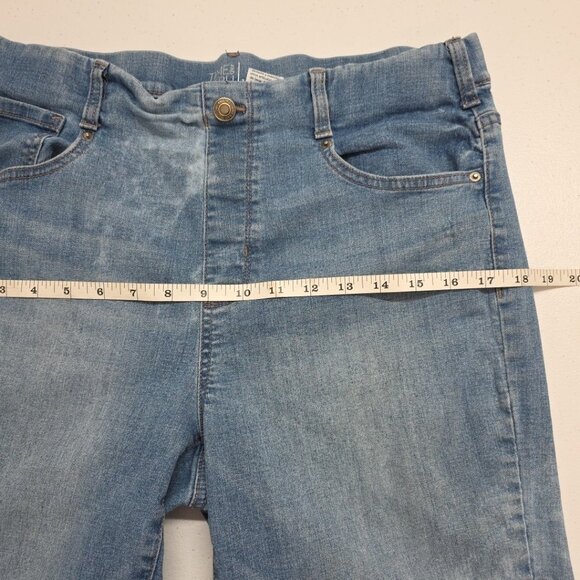 Time and Tru Womens Sz L 12-14 Med Wash Elastic Waist Pull On Denim Capris READ - Picture 8 of 12